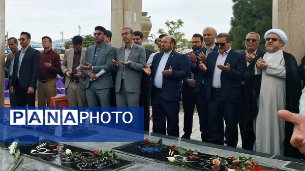 غبار روبی مزار شهدا در قوچان 