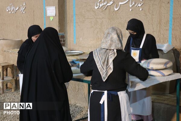طبخ نان در تنورخانه سنتی ایران با حضور خانواده های شهدای جنگ رمضان