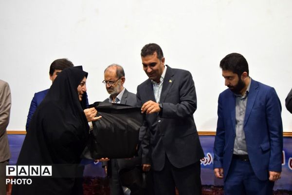 تجلیل از مدیران ۴۰ سال آموزش و پرورش اردکان