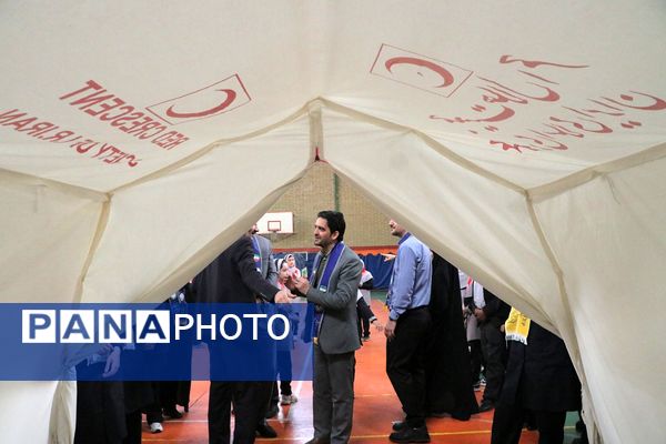 بهارستان دو صحنه همفکری، همدلی و همکاری پیشتازان در همایش یاوران انقلاب