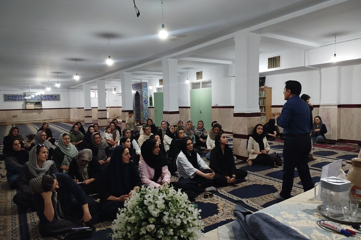 جلسه آموزش خانواده با محوریت فرزندپروری موفق در دبستان معصومیه