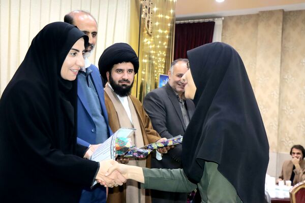 جشن فارغ‌التحصیلی دانش‌آموزان دختر بروجنی
