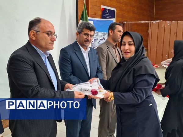 تجلیل از دانش‌آموزان مقام آور و فعالان جشنواره نوجوان خوارزمی