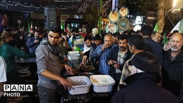 چایخانه فاطمه الزهرا ( س) هر شب در حال  خدمت رسانی به عاشقان وطن 