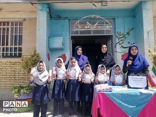 تجلیل از دانش آموزان برگزیده دبستان ناهید نخودی