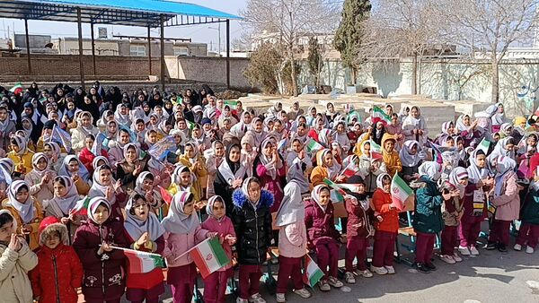 آوای وفاداری نسل جدید؛ سرود دانش‌آموزان شهید بهمنی خلیل آباد در دهه فجر