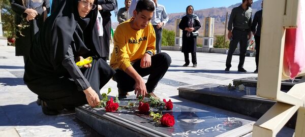 غبارروبی مزار شهدای دفاع مقدس در فریدونشهر