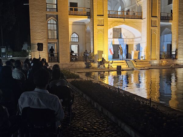 شب حماسه و اندیشه در جهان باغ تاریخی فین کاشان 
