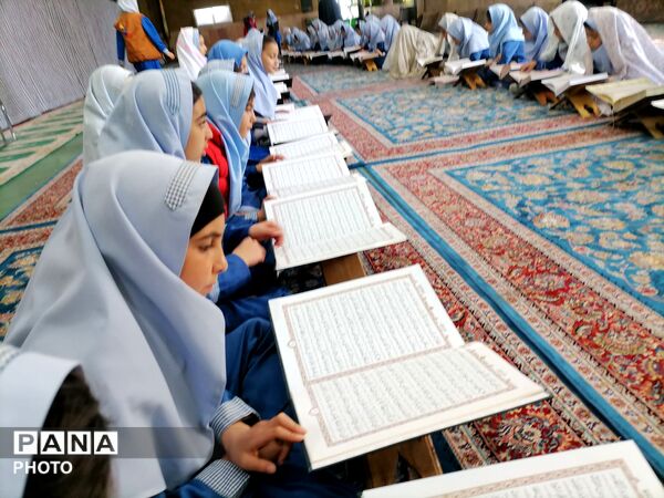محفل انس با قرآن و اقامه نماز جماعت در سومین روز ماه مبارک رمضان 