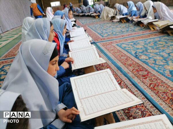 محفل انس با قرآن و اقامه نماز جماعت در سومین روز ماه مبارک رمضان 