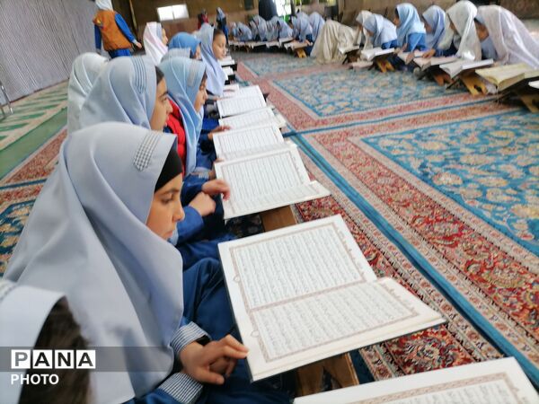 محفل انس با قرآن و اقامه نماز جماعت در سومین روز ماه مبارک رمضان 