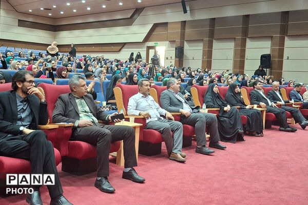 آیین تجلیل از معلمان پایه اول ابتدایی شهریار درسالن همایش خلیج فارس
