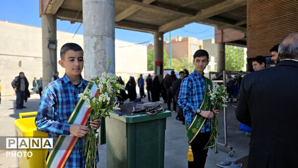 شکوه پاسداشت مقام معلم با حضور دانش‌آموزان و مسئولان آموزش و پرورش شهرستان نظرآباد