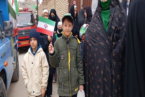 حضور کودکان و دانش آموزان در راهپیمایی یوم‌الله ۲۲بهمن در شهر بار نیشابور