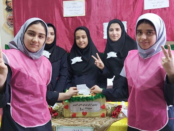 جلوه‌هایی از انتخابات شورای دانش‌آموزی در مدرسه حضرت آسیه(س) قم