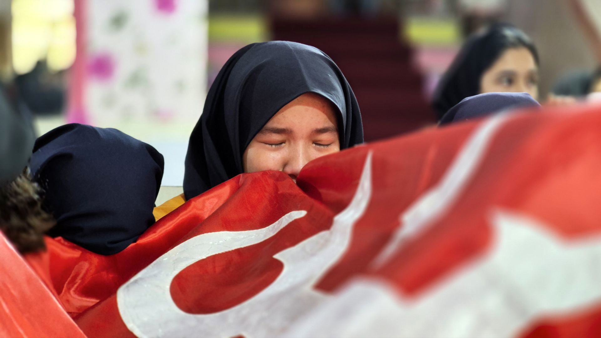 عطر حسینی در مدرسه نوشین بختیاری؛ ورود پرچم متبرک امام حسین(ع) و اجرای پویش «دانش‌آموز حرم‌ساز» در جوادآباد