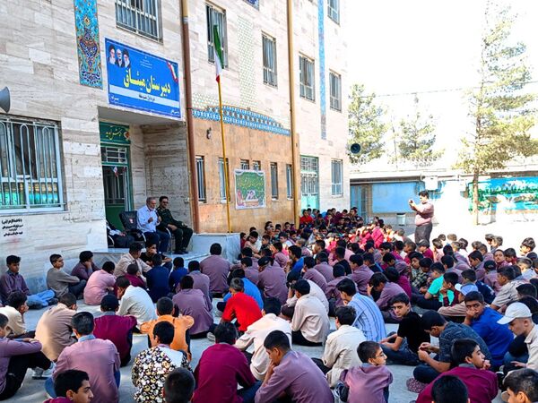 روایتی از دفاع مقدس در دل دبیرستان میثاق کاشمر