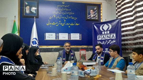نشست معاون پرورشی و تربیت بدنی ناحیه 4 کرج با خبرنگاران دانش‌آموز پانا 