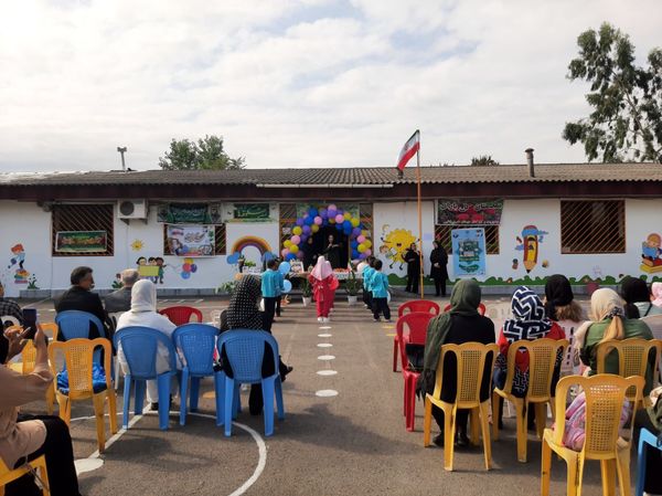 ورود شکوفه‌ها به مدارس در عباس آباد 