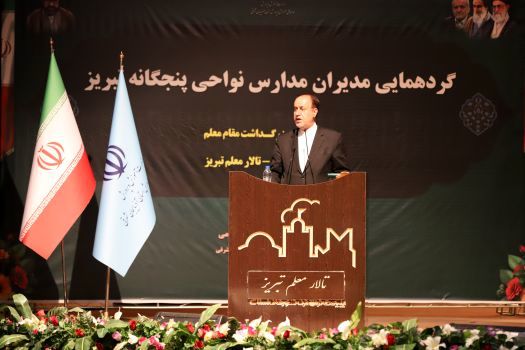 معلم محور آموزش و پرورش و جامعه است