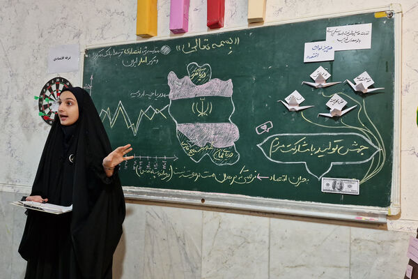 بازدید دبیر‌کل اتحادیه انجمن‌های اسلامی مدارس کشور از نمایشگاه‌های مدرسه انقلاب استان فارس