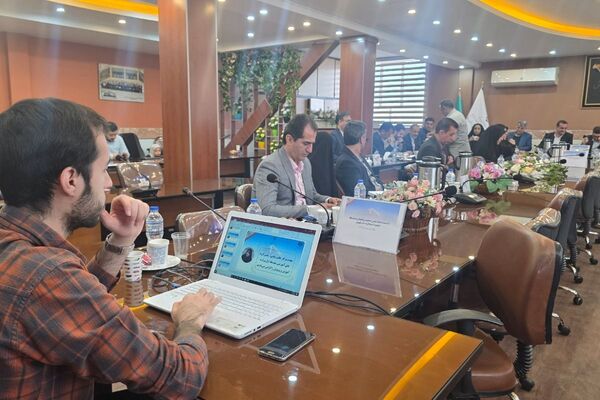 نشست هم‌اندیشی معاونین آموزش متوسطه در اداره رباط‌کریم