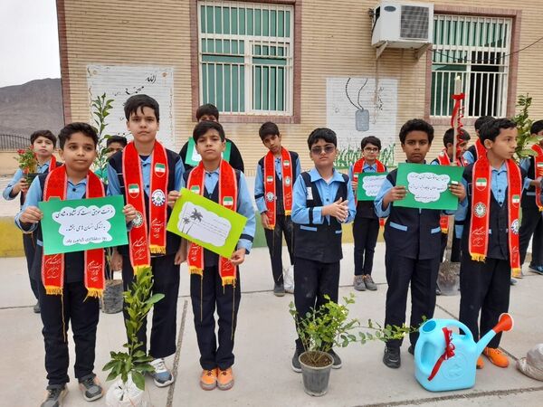 مراسم نمادین کاشت نهال در حاجی‌آباد 