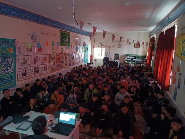کارگاه آموزشی پیشگیری از آسیب‌های فضای مجازی در دبیرستان رجایی