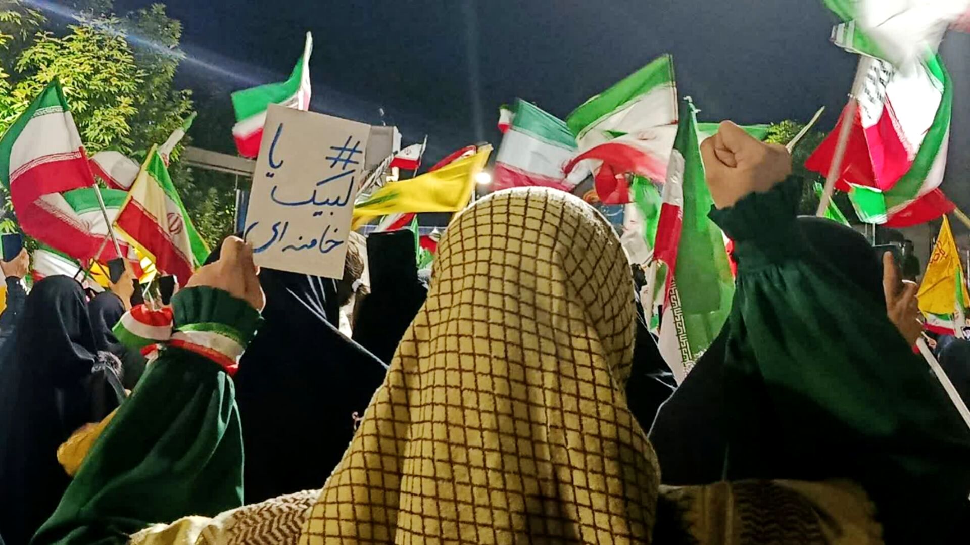 قلب‌های مردم به عشق وطن در چهار باغ خرم‌ آباد، برای ایران تپید
