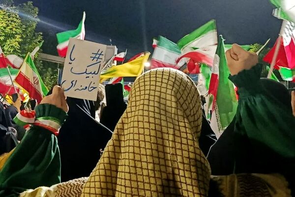 قلب‌های مردم به عشق وطن در چهار باغ خرم‌ آباد، برای ایران تپید