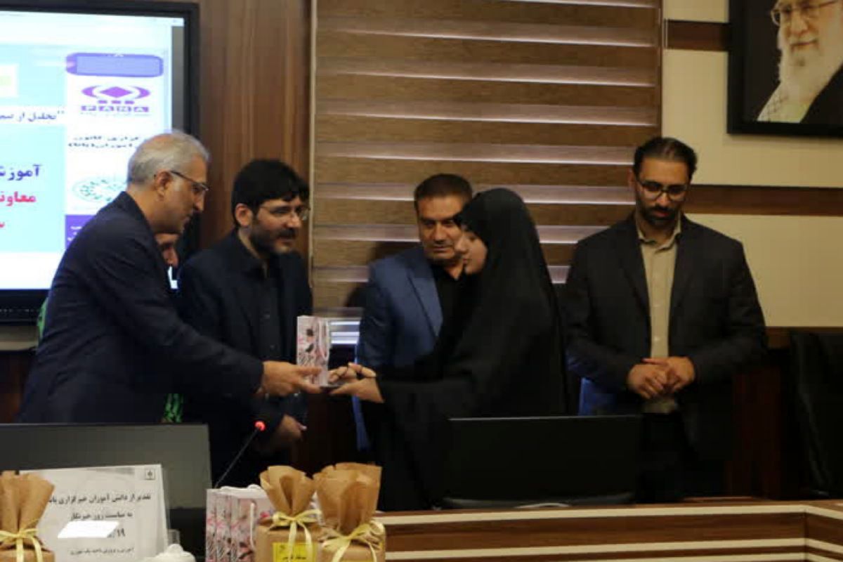 تجلیل از دانش‌آموز خبرنگاران پانا ناحیه یک شهرری به مناسبت روز خبرنگار