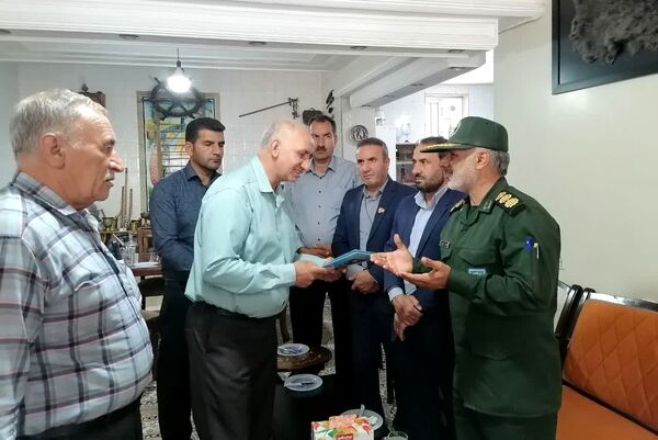 دیدار مسئولین شهر بیضا از خانواده شهدا