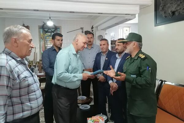 دیدار مسئولین شهر بیضا از خانواده شهدا