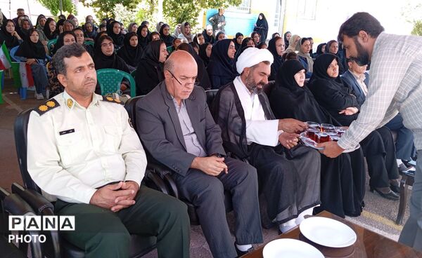 نواختن زنگ جوانه ها با یاد شهدای دانش آموز 