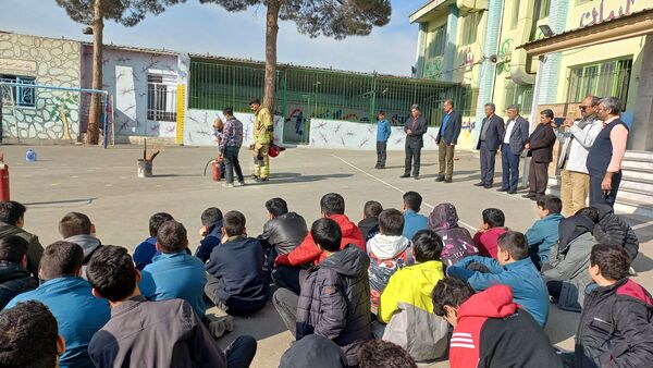 مانور سراسری زلزله همزمان با سراسر کشور در دبیرستان شاهد شهید آخوندی‌ها ناحیه یک کرج 