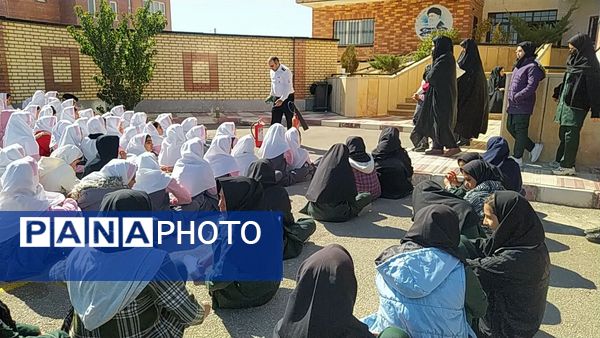 مراسم گرامیداشت هفته پدافند غیرعامل در دبیرستان سردار شهید سلیمانی فیروزکوه