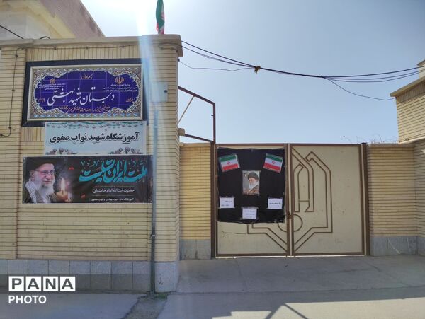 حضور پررنگ و حماسی فرهنگیان و دانش آموزان در عزای رهبر شهید