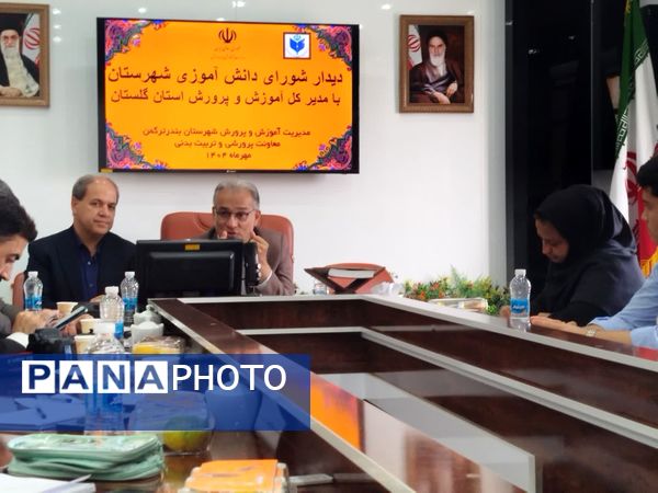  شورای دانش‌آموزی پل ارتباطی مؤثر میان دانش‌آموزان و مدیران