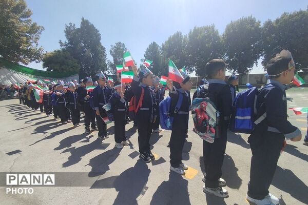 جشن شکوفه‌ها در مدرسه ۱۲ بهمن بهارستان دو