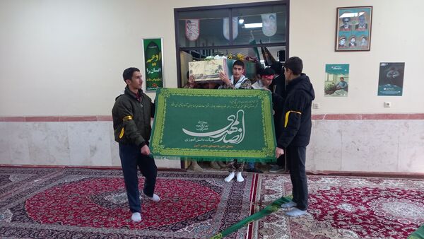 وداع دانش‌آموزان مراغه با شهید گمنام