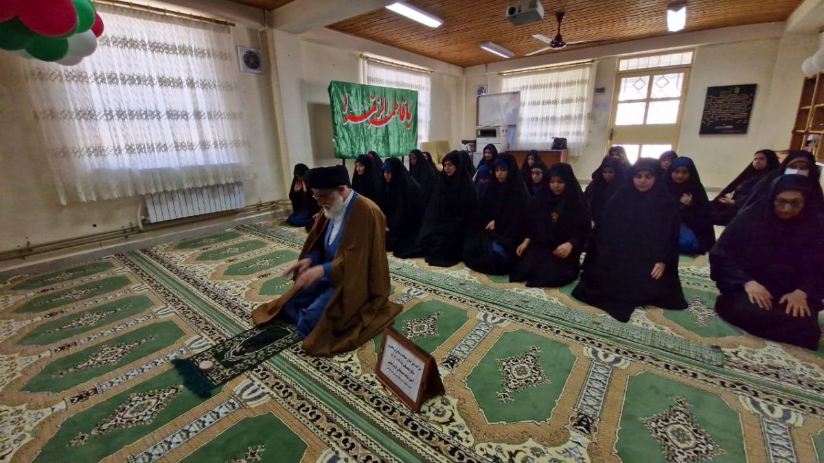 اقامه نماز جماعت مادر و دختری در مدارس انزلی