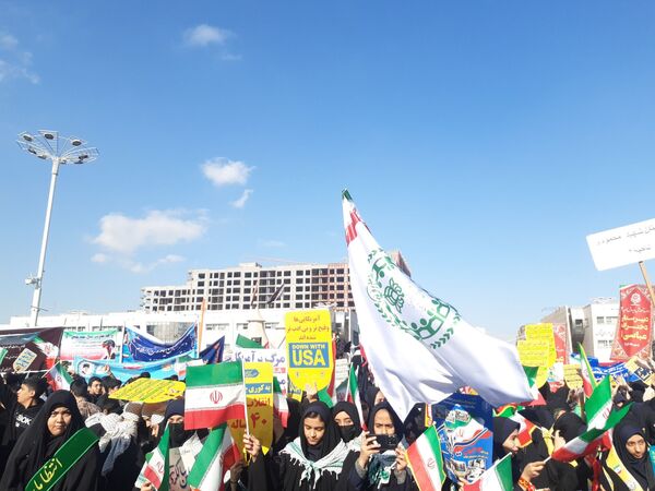 حضور پرشور دانش آموزان مشهد مقدس در راهپیمایی یوم‌الله ۱۳ آبان 