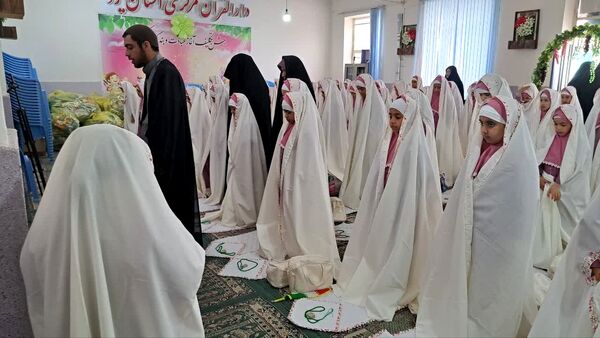 جشن تکلیف دختران کلاس سومی دبستان ام‌ البنین در دارالقرآن مرکزی یزد