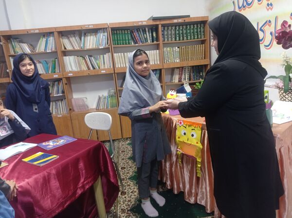 گرامیداشت هفته کتاب و کتابخوانی در مدرسه مهندس رحمانی فرد ناحیه یک مشهد 