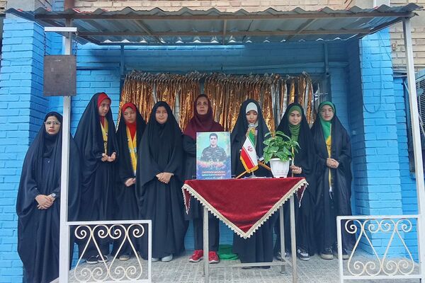 برگزاری همایش وطن‌یار در توحید یک؛ ادای احترام دانش‌آموزان به شهدای جنگ ۱۲روزه با حضور مادر «پسر آسمانی» عرشیان افشارمند در شهرستان قدس