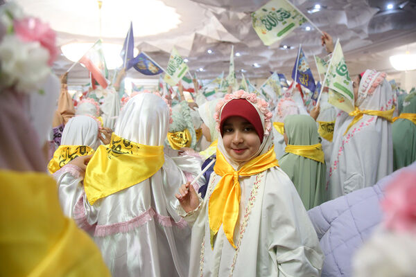 دختران، مهمان حضرت معصومه(س) شدند