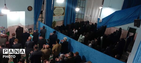 نماز جماعت همزمان با شروع سال جدید در روستای نقاب خلیل آباد