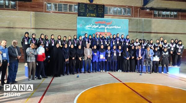 تجدید میثاق دانش‌آموزان ورزشکار با شهدا در سمنان