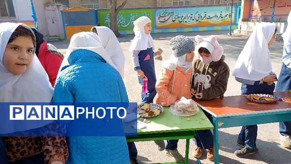 برپایی بازارچه درون مدرسه‌ای در دبستان ربابه هاشمیان یزدی شیروان