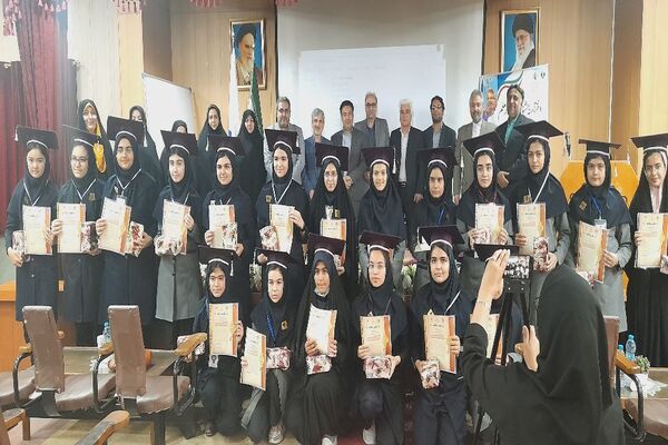 مراسم تجلیل از همیار معلم‌های نمونه دبیرستان آرمیتا مصلی نژاد